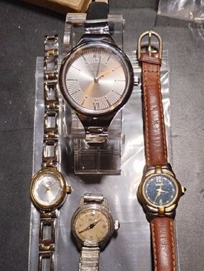 (5) Classic Women's Dress Watches Including A Beautiful guess Watch!